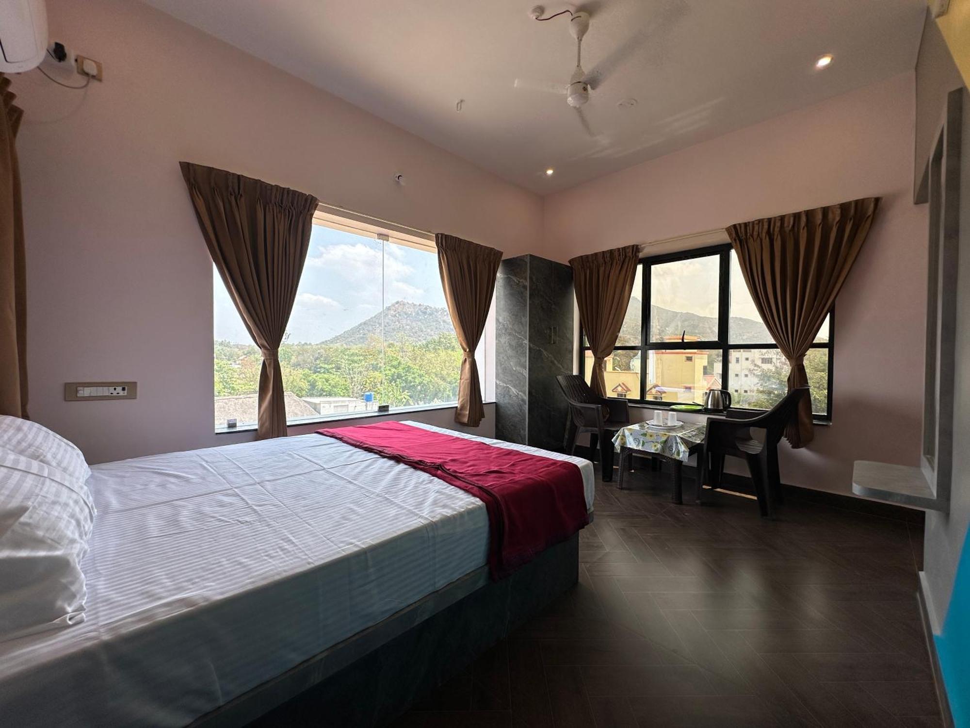 Om Lingeswaran Home Stay Tiruvannāmalai Esterno foto