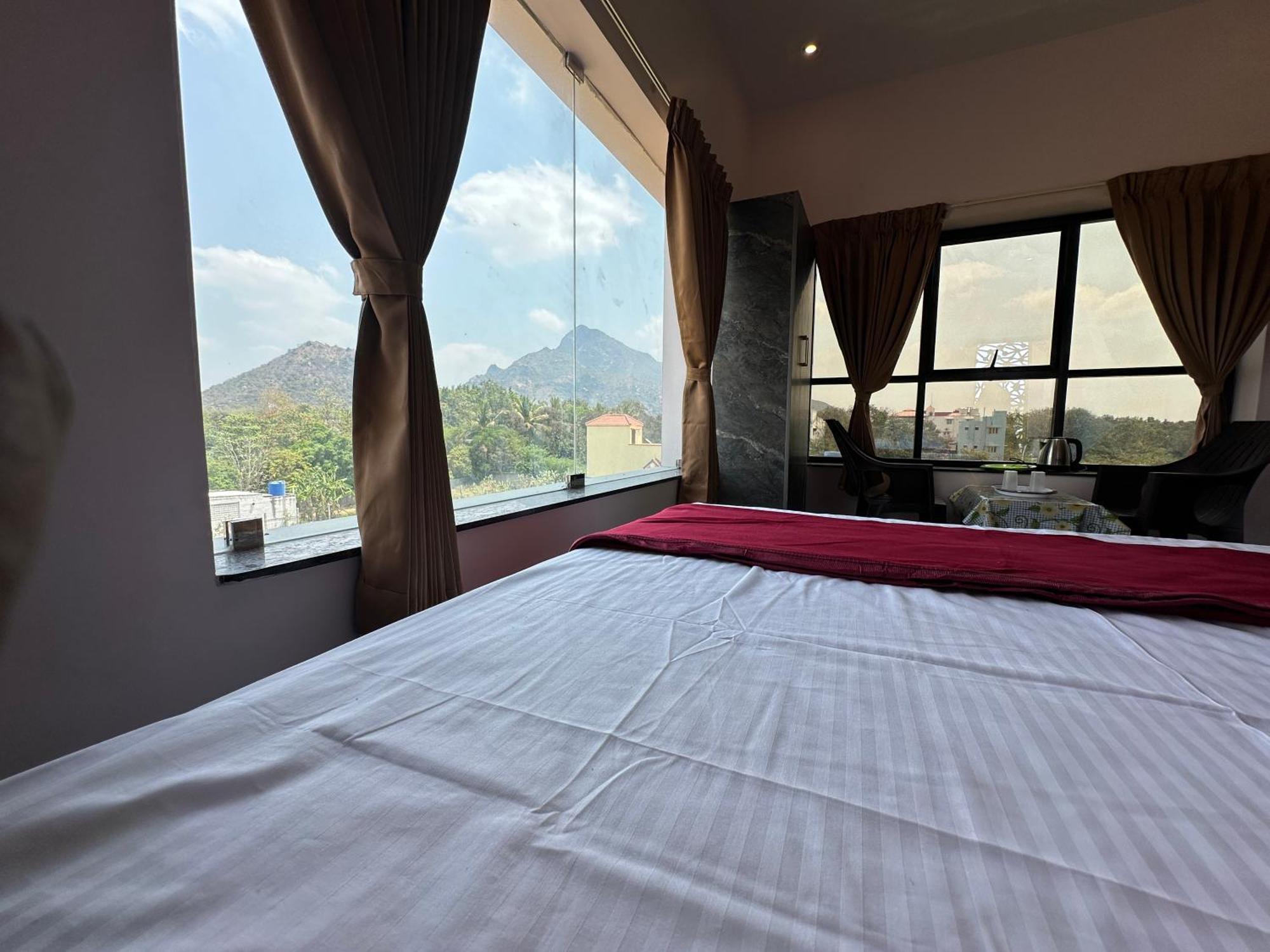 Om Lingeswaran Home Stay Tiruvannāmalai Esterno foto