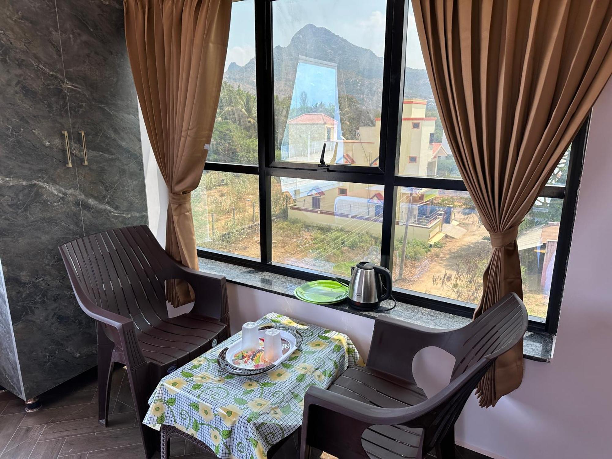 Om Lingeswaran Home Stay Tiruvannāmalai Esterno foto